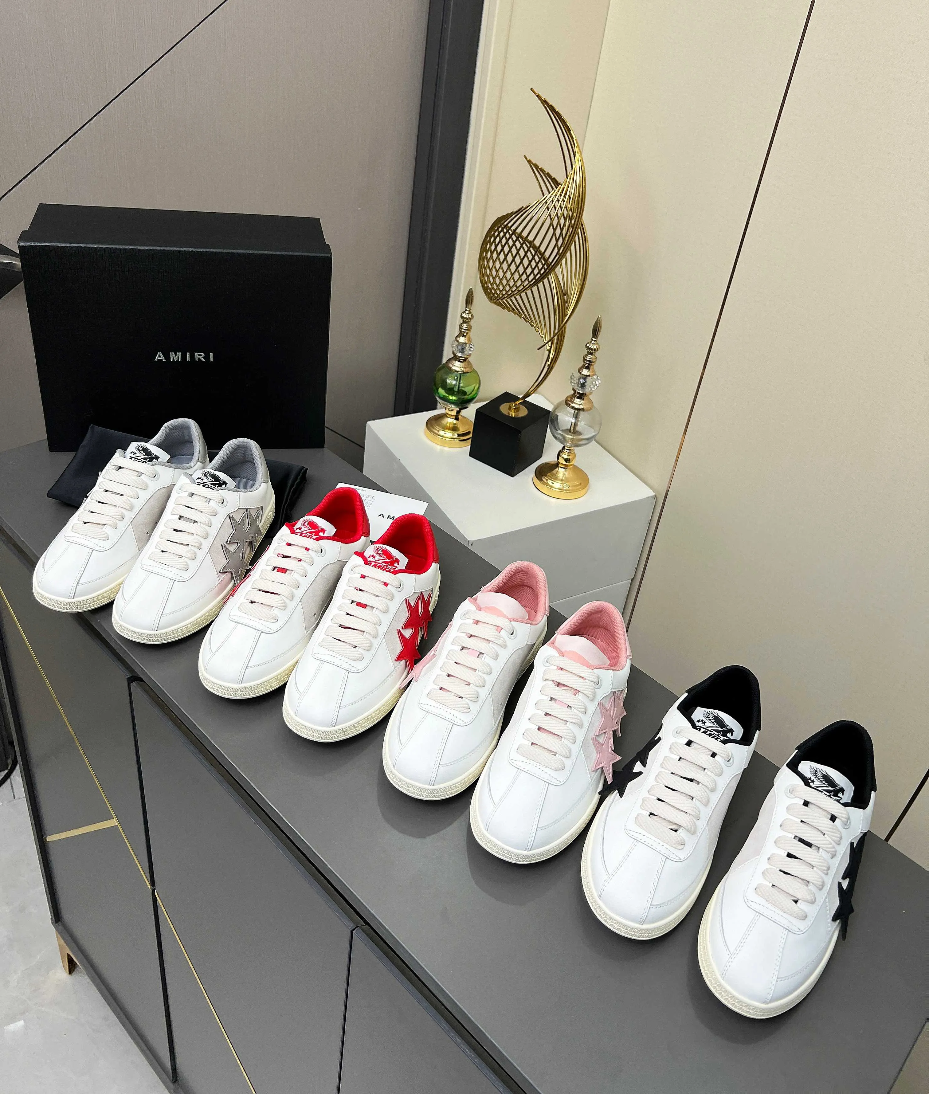 Men's Men's Shoes 💰580 Bone Shoes · AMIRI Skel-Top AMIRI 🔥 launches a new "ThePacific" series of low-top casual sports moral training shoes in the early spring of 2025. This iconic shoe covers men's and women's shoes, drawing inspiration from the brand's classic sports style and elegantly integrating West Coast style. "The Pacific" contrasting five-pointed star series is rooted in Amiri's unique California genes, showing the freedom and leisure atmosphere of the West Coast. This series launches two styles that incorporate the brand's iconic elements: the leather version is made of pure white leather with a same-color sole, and is embellished with star patterns on the side of the shoe, just like the bright starry sky of California. The black and ocean blue colors are shared by men and women, and there is also a red star model exclusive for men and a light pink star model exclusive for women. The suede model is decorated with the brand's classic bone pattern on the side of the shoe. The rubber sole and suede fabric complement each other. The color scheme covers black, chocolate and sand, and is suitable for both men and women. Made of imported cowhide and decorated with bone pieces on the sides of the upper, it is novel and unique and has a good three-dimensional effect! High-density breathable mesh lining + original molded TPU outsole 🙏 Recommended by celebrities, bloggers and internet celebrities, 🚵🏻 an indispensable item for shopping, partying and traveling. One of the most unmissable sneakers in 2025 ✦Color: 10 colors available ✦Size: Women’s size 35--40 ✦Size: Men’s size 39--45